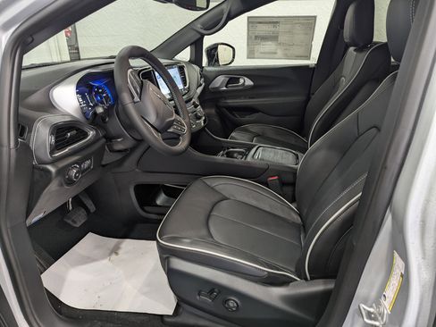 New 2026 Chrysler Pacifica Limited w/ Trailer Tow Group image 16