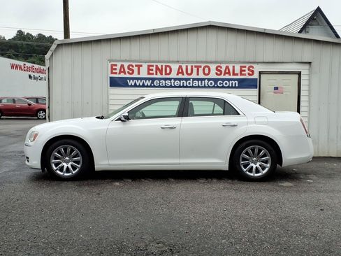 Used 2013 Chrysler 300 C RWD image 2