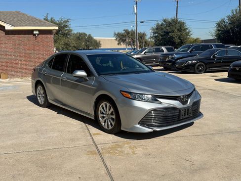 Used 2018 Toyota Camry LE image 3