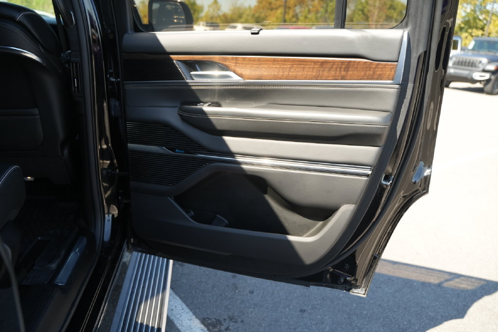 Used 2022 Jeep Grand Wagoneer Series II w/ Premium Group II AWD/4WD image 23