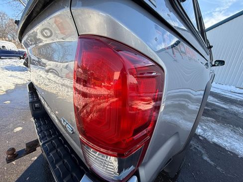 Used 2017 Toyota Tacoma TRD Off-Road image 34