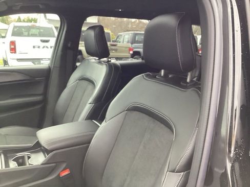 New 2025 Jeep Grand Cherokee L Altitude image 28