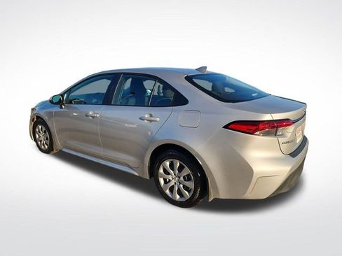 Used 2025 Toyota Corolla LE image 3