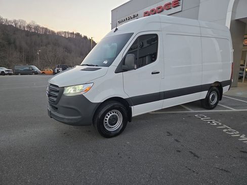 Used 2023 Mercedes-Benz Sprinter 144 Cargo image 10