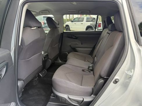 Used 2024 Toyota Highlander LE FWD image 13