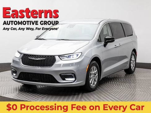 Used 2024 Chrysler Pacifica Touring-L FWD image 1