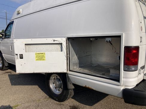 Used 2005 Ford E-350 and Econoline 350 Extended Super Duty RWD image 14