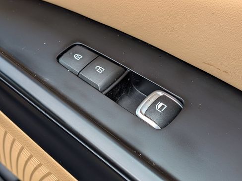 Used 2024 Kia Carnival LX FWD image 34