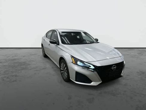 Used 2024 Nissan Altima 2.5 SV AWD/4WD image 6