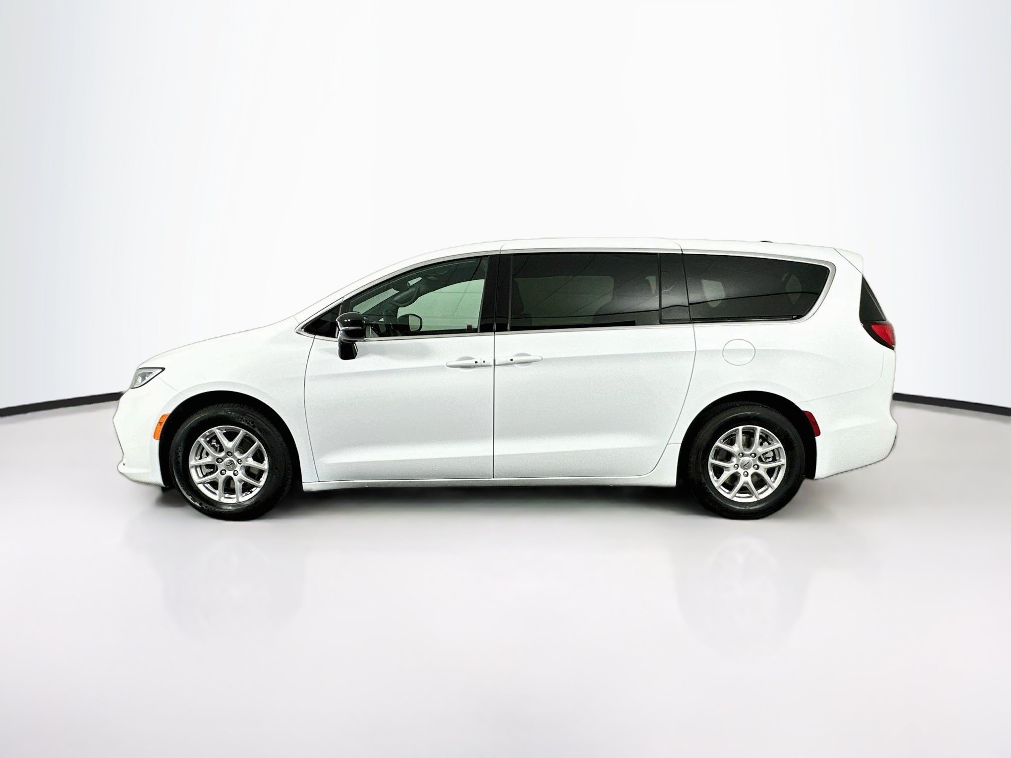 Used 2025 Chrysler Pacifica Select FWD image 4