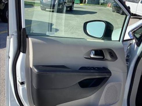 Used 2023 Chrysler Pacifica Touring-L FWD image 17