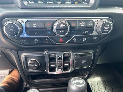 Used 2019 Jeep Wrangler Unlimited Sahara AWD/4WD image 39
