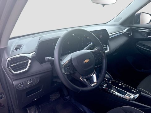 Used 2024 Chevrolet TrailBlazer LT w/ LT Cold Weather Package FWD image 9