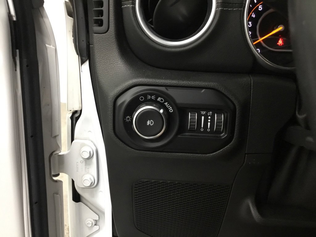 Used 2018 Jeep Wrangler Unlimited Sahara AWD/4WD image 15