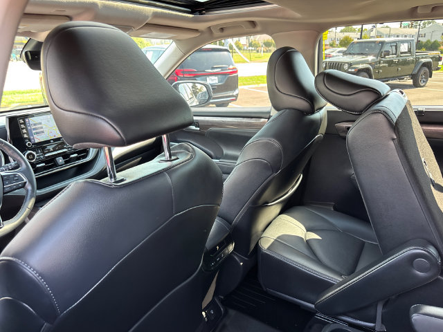 Used 2021 Toyota Highlander Limited FWD image 11