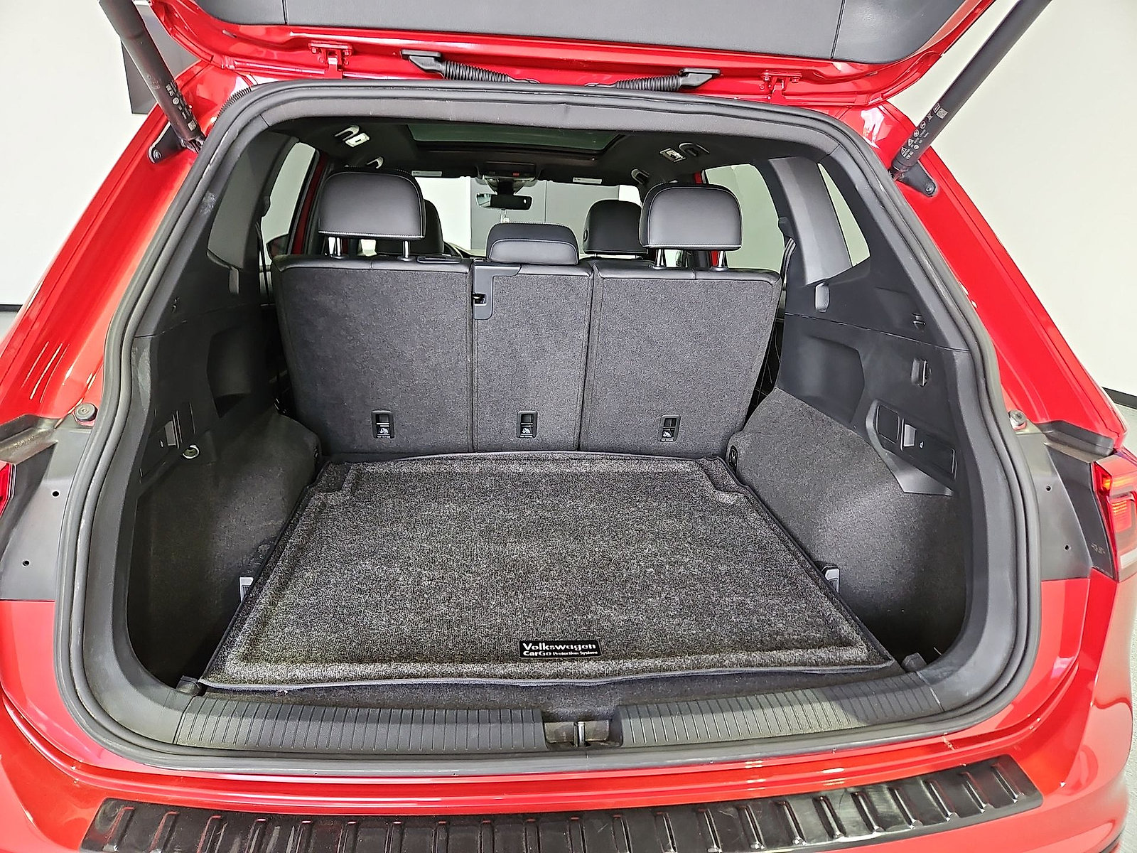 Used 2024 Volkswagen Tiguan SE R-Line AWD/4WD image 12