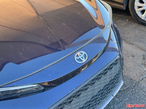 Used 2024 Toyota Corolla SE w/ SE Premium Package image 7