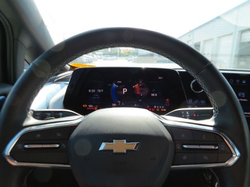 Used 2025 Chevrolet Equinox EV LT FWD image 19