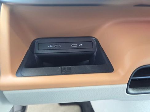 Used 2025 Volkswagen ID. Buzz 1st Edition image 25