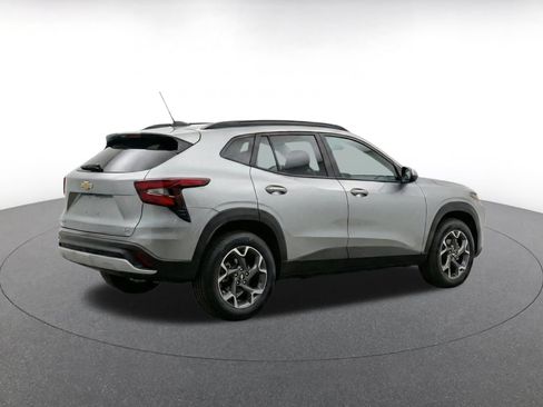 Used 2025 Chevrolet Trax LT w/ LT Convenience Package FWD image 10