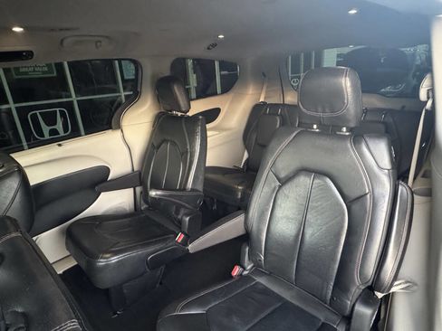 Used 2020 Chrysler Pacifica Touring-L image 12