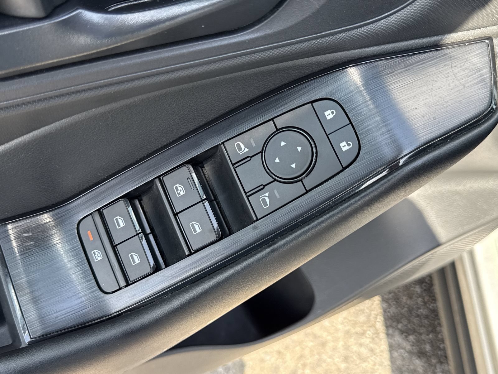 Used 2025 Nissan Rogue S FWD image 14