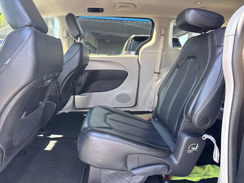 Used 2023 Chrysler Pacifica Touring-L image 28