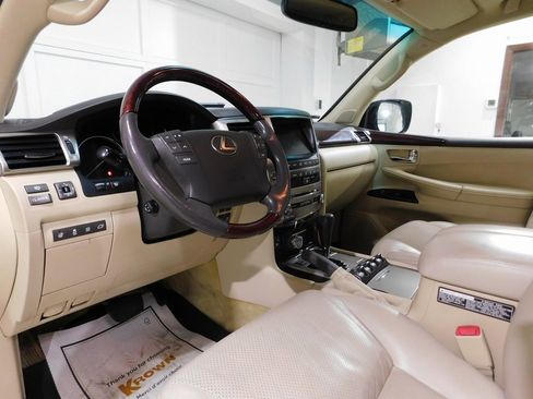 Used 2013 Lexus LX 570 4WD w/ Luxury Pkg w/Pre-crash image 31
