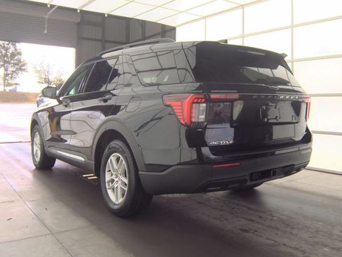Used 2025 Ford Explorer Active AWD/4WD image 2