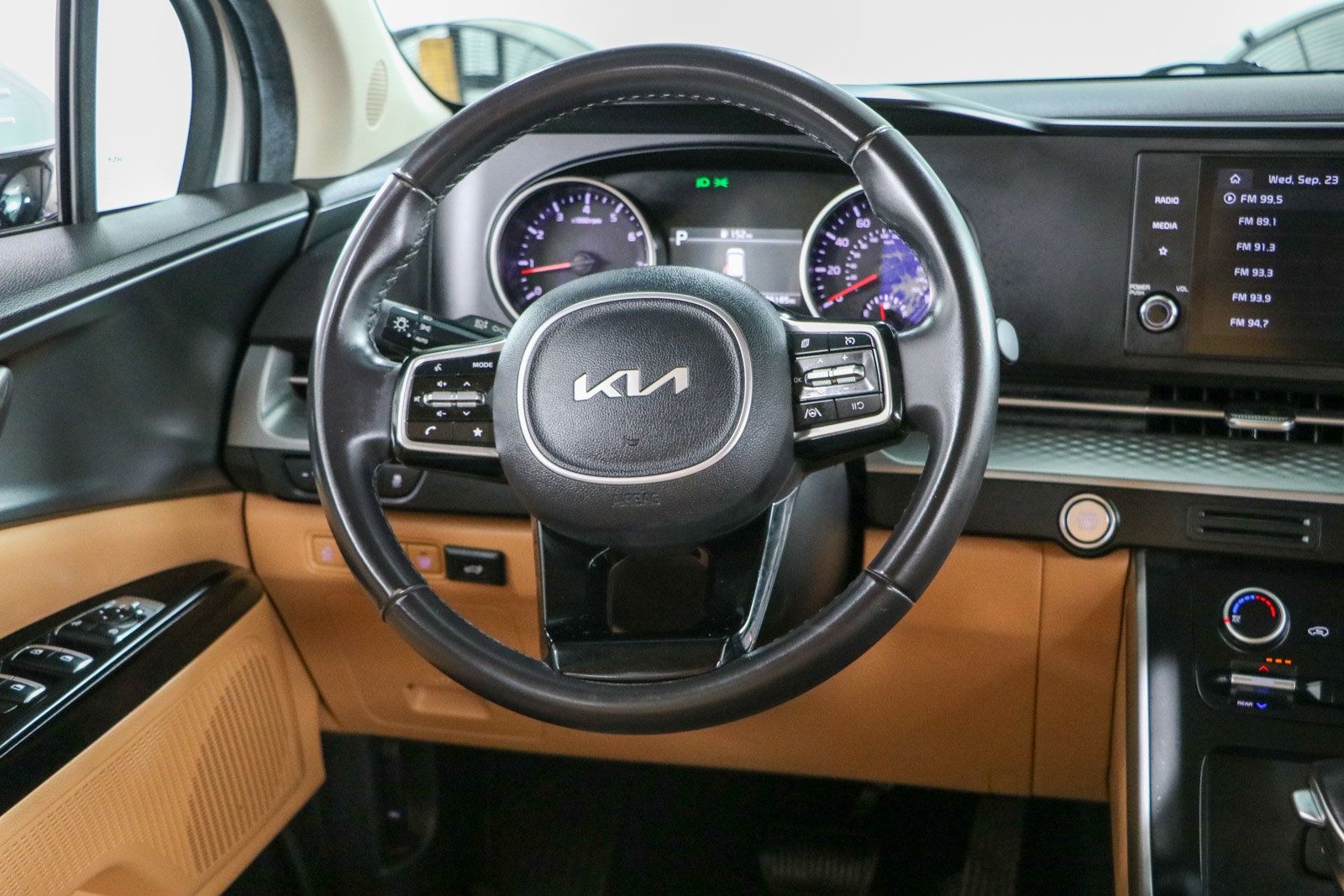 Used 2024 Kia Carnival LX FWD image 12