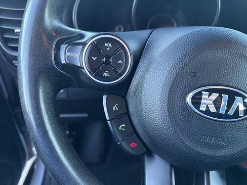 Used 2016 Kia Soul + image 11