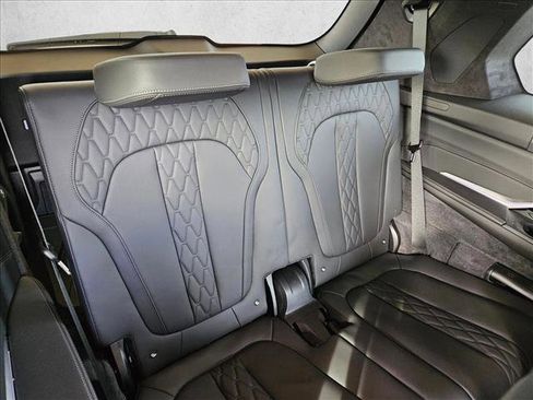 Used 2025 BMW X7 M60i image 23