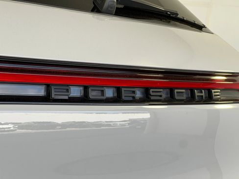 Certified 2023 Porsche Macan S AWD/4WD image 33