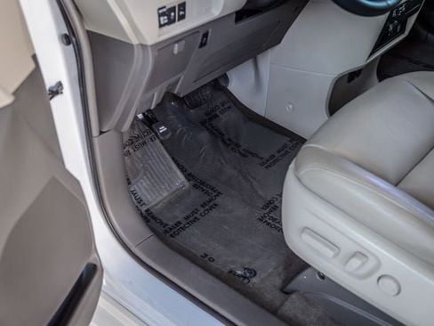 Used 2018 Toyota Sienna XLE Premium image 42