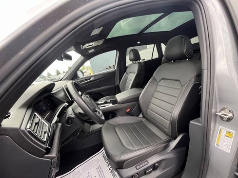 Certified 2025 Volkswagen Atlas Cross Sport SEL R-Line AWD/4WD image 11