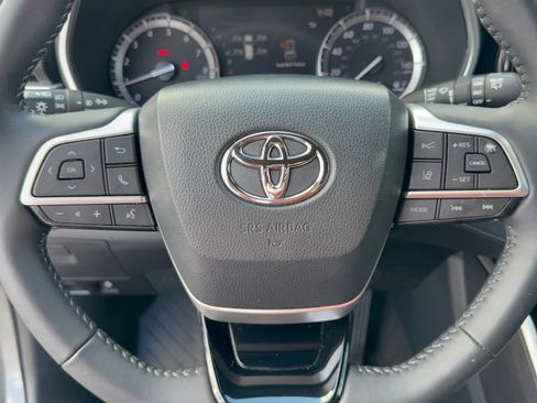 Used 2022 Toyota Highlander XSE FWD image 10