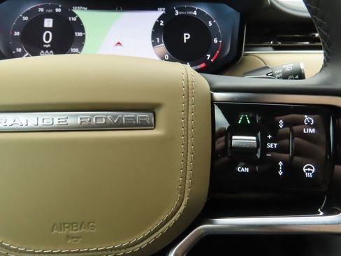 Used 2025 Land Rover Range Rover Sport SE AWD/4WD image 9