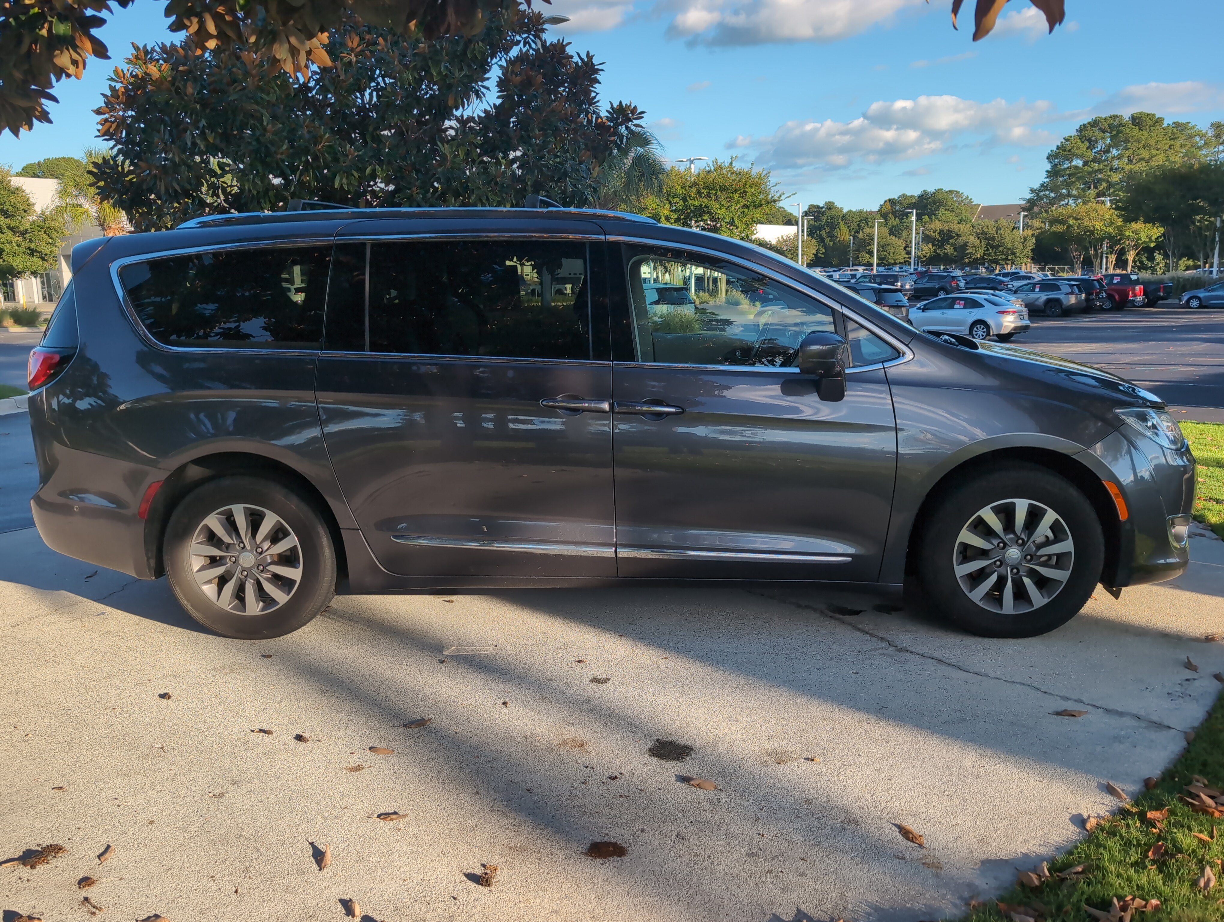 Used 2020 Chrysler Pacifica Touring-L Plus w/ Advanced Safetytec Group FWD image 11