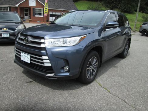 Used 2019 Toyota Highlander XLE AWD/4WD image 1