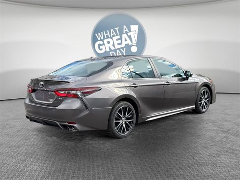 Used 2022 Toyota Camry SE image 9