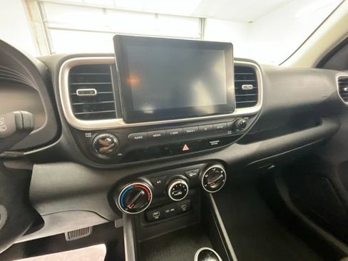 Used 2024 Hyundai Venue SE FWD image 10