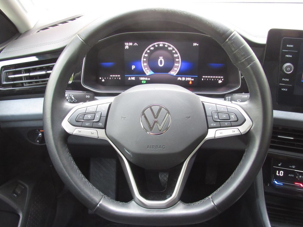 Used 2025 Volkswagen Jetta SE FWD image 22
