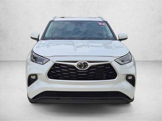 Used 2023 Toyota Highlander XLE FWD video 2