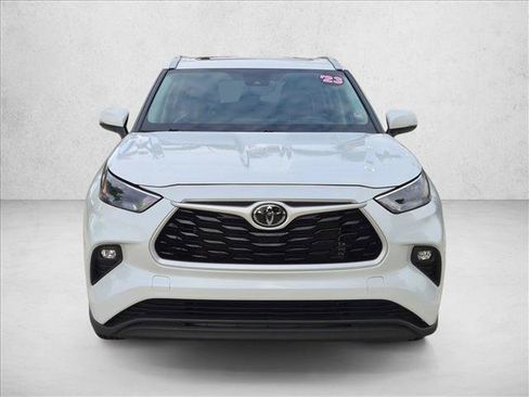 Used 2023 Toyota Highlander XLE FWD image 2