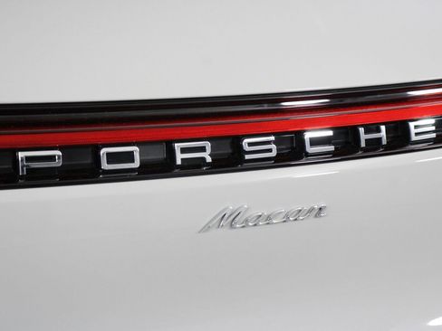 Certified 2025 Porsche Macan AWD/4WD image 22