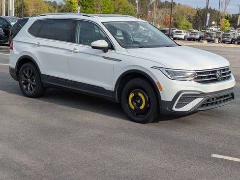 Used 2022 Volkswagen Tiguan SE w/ Panoramic Sunroof Package image 2