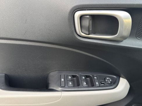 Certified 2024 Hyundai Venue SEL image 12