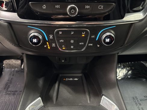 Used 2023 Chevrolet Traverse LT w/ Rear Camera Mirror Package image 22