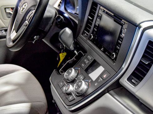 Used 2019 Toyota Sienna LE FWD image 9