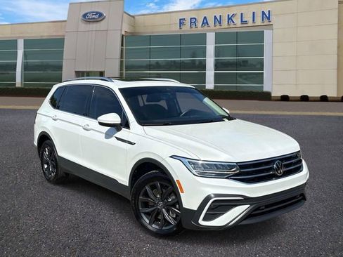 Used 2023 Volkswagen Tiguan SE w/ Panoramic Sunroof Package FWD image 1